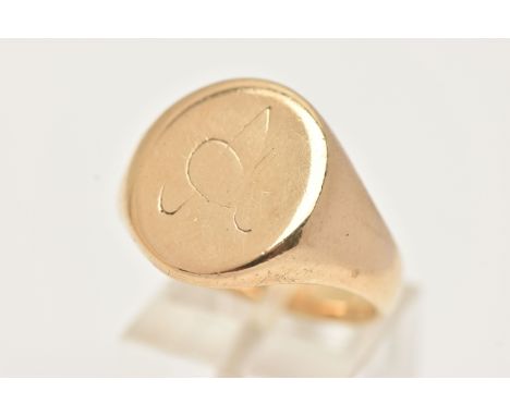 A GENTS HEAVY 9CT GOLD SIGNET RING, of an oval form, worn engraving, to a polished band, hallmarked 9ct Birmingham, ring size