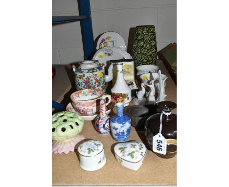 A GROUP OF NAMED CERAMICS, comprising  a boxed Buckingham Palace 1996 trinket box, a Chinese porcelain teapot, a Chinese styl