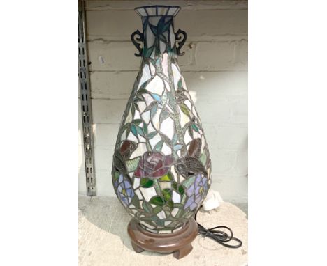 TIFFANY STYLE TABLE LAMP IN STYLE OF VASE - 53CMS (H) APPROX