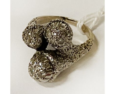18CT MULTI DIAMOND RING - TESTED 8.2 GRAMS APPROX, SIZE H