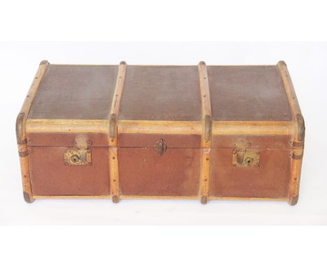 A wood bound steamer trunk, with metal lock, clasps and internal tray, 91cm long