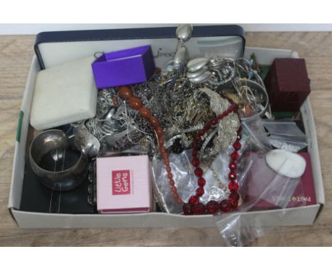 A quantity of mainly vintage costume jewellery.  