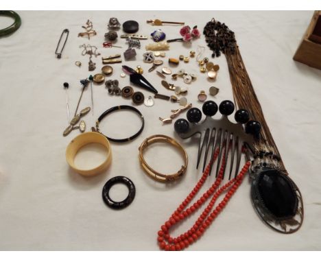 A mixed selection of costume jewellery to include coral necklace, yellow metal studs, hair comb etc