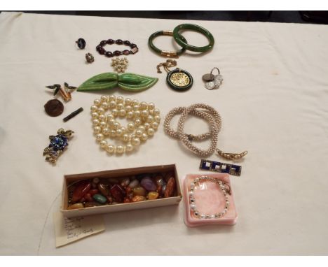 A selection of costume jewellery to include Art Deco belt buckle, faux pearls, Blue John and white metal bracelet, spinach ja