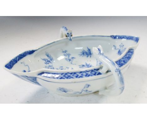 An 18th century blue and white double lipped sauce boat, the head terminals looking into the centre painted with radiating fo
