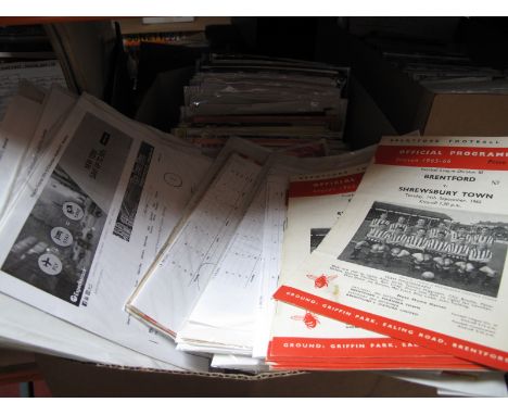 Fulham Programmes, 60-1 v. Tottenham, Chelsea, Arsenal, 131 others 1960 - 2012. 93 Brentford homes 1965 -2006:- One Box, vend