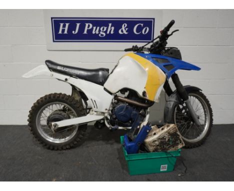 Suzuki DR800 BIG. 1991-1992. Engine runs from separate fuel supply, body loosely attached. German logbook and NOVA supplied. 