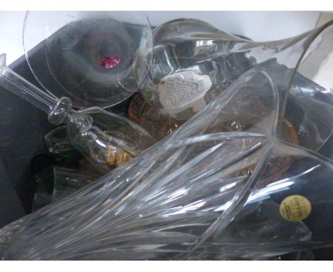 Box of mixed vintage glassware