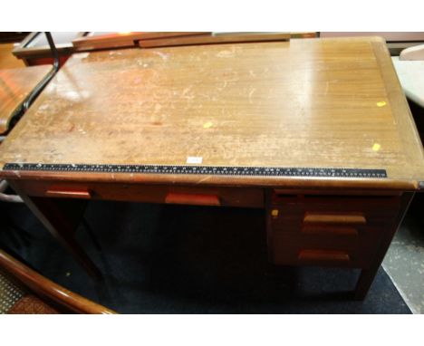 A VINTAGE TWIN PEDESTAL DESK W 121 CM A/F