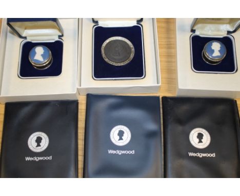 A PAIR OF LIMITED EDITION HALLMARKED SILVER WEDGWOOD JASPERWARE MINIATURE BOXES BARING CAMEO PORTRAITS OF QUEEN ELIZABETH AND