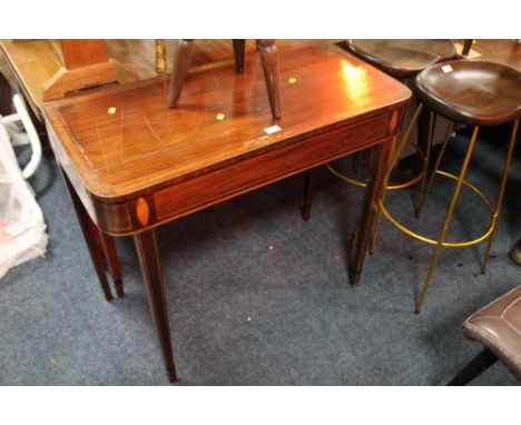 A 19TH CENTURY MAHOGANY FOLD-OVER CARD TABLE WITH INLAID AND CROSSBANDED DETAIL, H 76 CM, W 91 CM