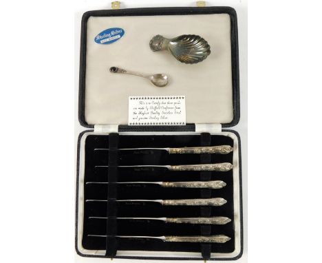 An Elizabeth II silver caddy spoon, with shell capped handle and bowl, London 1965, 7cm W, a silver teaspoon, with inset poli