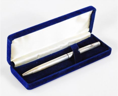 An Elizabeth II silver pencil, part engine turned, with shaped clip, Birmingham, 14cm W, ½oz, cased. (AF)