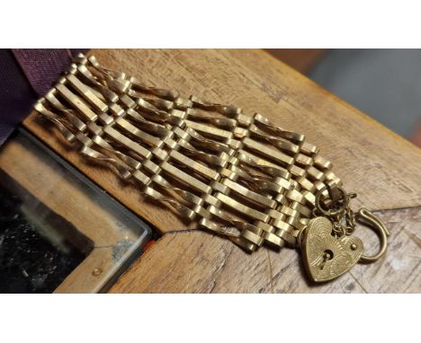 9ct Gold Padlock Gate Bracelet - 13.4g
