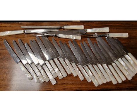 Garrard &amp; Co of Sheffield Set of Mother of Pearl Handled Knives