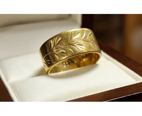 18ct Gold Wedding Band Ring, 7.45g &amp; size K+0.5