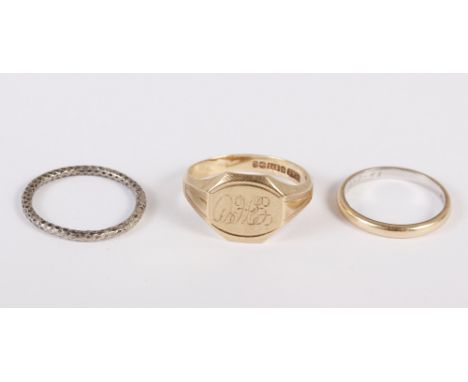 A gentleman's 9ct gold signet ring, engraved initials, a white metal ring and a platinum lined gold wedding ring, 7.2g 