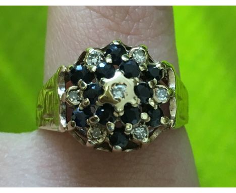 UNMARKED YELLOW METAL SAPPHIRE AND DIAMOND CLUSTER DRESS RING SIZE K 2.7G APPROX