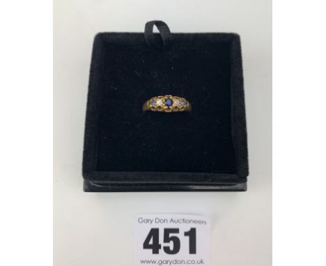 18k gold ring with 2 diamonds, dark blue centre stone and 2 light blue stones, size L/M, w: 2.8 gms