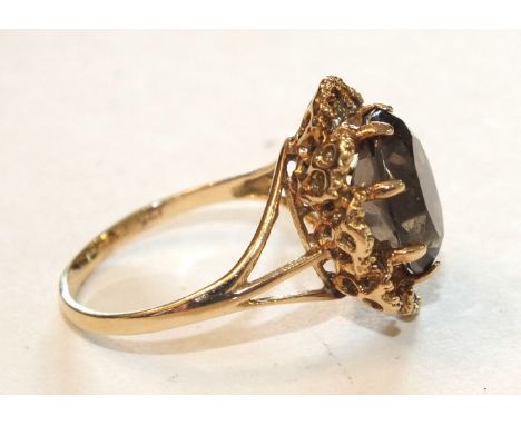 A 9ct gold ring set smoky quartz, size O½, 2.4g.