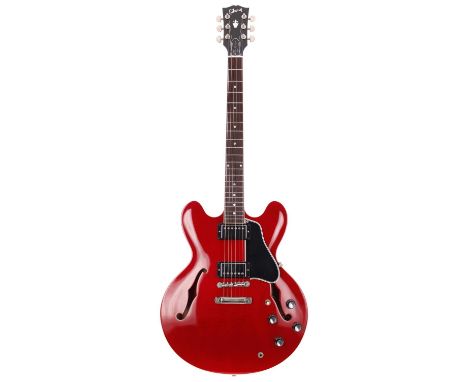 2008 Gibson Custom ES-335 semi-hollow body electric guitar, made in USA; Body: cherry finish, very light buckle marks and lig