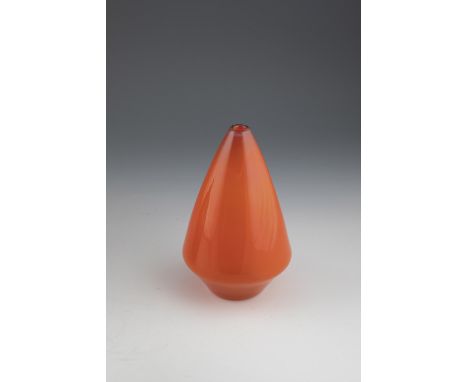 Vase ''Unica'' Floris Meydam (Entwurf), Leerdam, 1959 Farbloses Glas, mit Unterfang in orangefarbenem Opal. In Diamantriss be