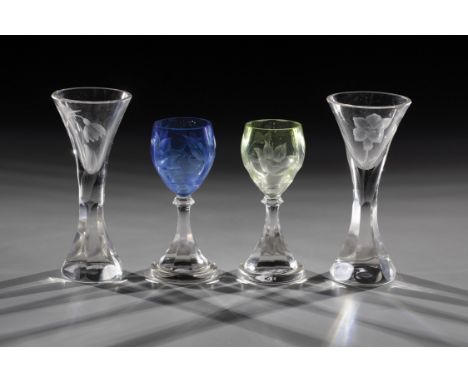 Vier Likoerglaeser Moser, Karlsbad, um 1900 Farbloses, optisch geblasenes Glas. Die Kuppa teilweise gruen bzw. blau unterfang