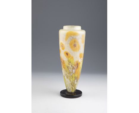 Vase ''Jades'' Verreries Charles Schneider, Epinay-sur-Seine, 1924-33 Farbloses Glas, mit eingeschmolzenem Pulver in Weiss,  