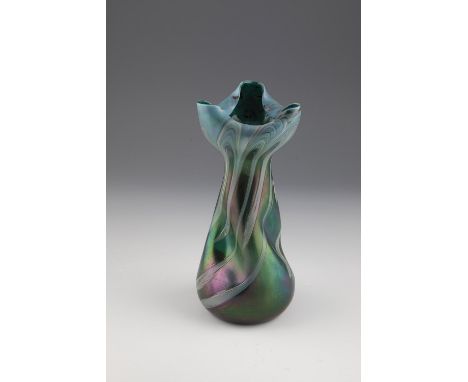 Vase Wilhelm Kralik Sohn, Eleonorenhain, um 1902 Gruenes Glas, mit Faden- und Kroeseleinschmelzung in Silbergelb, Tuerkis und