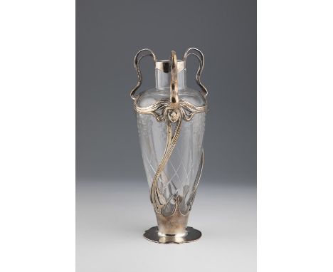 Vase mit Metallmontierung Farbloses Glas mit Schnittdekor und versilberter Metallmontierung, diese durchbrochen gearbeitet un