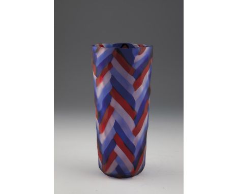 Vase 20.Jh. Farbloses, mattiertes und schliffverziertes Glas mit roten und blauen Bandeinschmelzungen. Im Boden bez. ''L.Coum