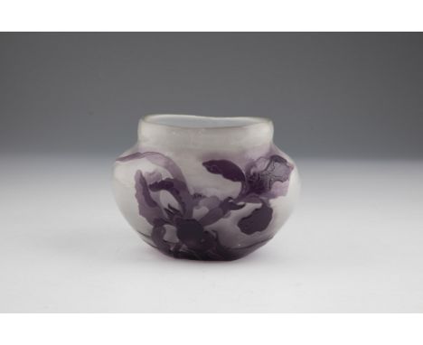 Vase mit Iris Emile Galle, Nancy, um 1898 Farbloses Glas, innen milchigweis unterfangen, aussen violett ueberfangen. Umlaufen