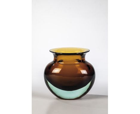 Vase ''Sommerso'' Flavio Poli (Entwurf), Seguso Vetri d'Arte, Murano, 1962 Hellgruenes Glas mit honigbraunem Unterfang. Reste