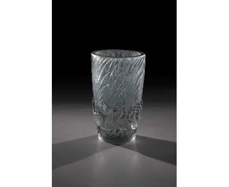 Vase ''Coqs et Plumes'' R. Lalique, Wingen-sur-Moder, 1928 Farbloses Glas, in die Form gepresst, durch Politur veredelt, teil