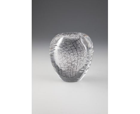 Vase Vicke Lindstrand fuer Kosta Boda, 1950er Jahre Farbloses, dickwandiges Glas mit eingeschmolzenen, braunen Glasfaeden und