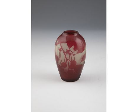 Kleine Vase mit Weinlaub Paul Nicolas (''d'Argental''), Nancy, 1918-25 Farbloses, innen saeuremattiertes Glas, rosarot ueberf