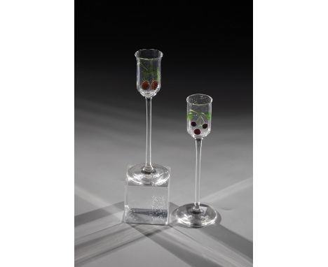 Paar Likoerglaeser mit Kirschen und Erdbeeren Moser, Karlsbad, um 1904 Farbloses, optisch geblasenes Glas mit aufgeschmolzene