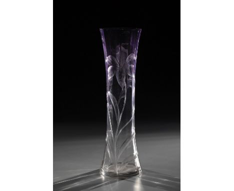 Vase mit Lilie Moser, Karlsbad, 1902 Farbloses, verlaufend violett unterfangenes, facettiertes Glas mit Tiefschnittdekor: Lil