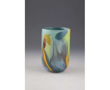 Vase Hans Wudy, Zwiesel, 2014 Farbloses Glas mit polychromen Farbpulveraufschmelzungen. In Gravur signiert und datiert. H. WU