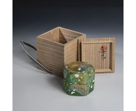 Deckeldose in originaler Holzschatulle Kyohei Fujita Sechseckige Form mit gerundeten Kanten. Farbloses, saeuremattiertes Glas