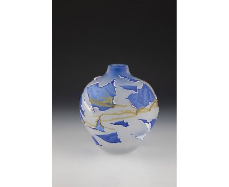 Vase Louis Leloup, Val St. Lambert Farbloses, mattiertes Glas, kugelfoermiger Korpus, aetzmattiert, mit blau-weissen Â¨Flecke