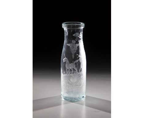 Flaschenvase Kristian Klepsch Hellgruenes Glas, umlaufend mit surrealem Tiefschnittdekor. Oberhalb des Standes in Gravur sign