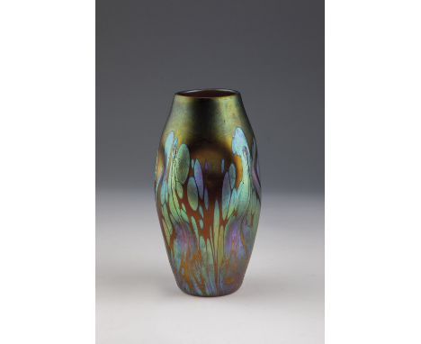 Vase ''Medici'' Loetz Wwe., Klostermuehle, um 1902 Farbloses Glas, verlaufend zartrosa unterfangen. Wandung mit aufgeschmolze