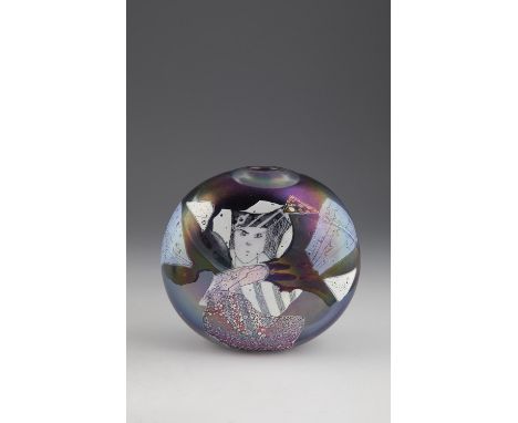 Vase Susanne Precht, 1990 Farbloses Glas mit eingeschmolzenen farbigen Glasplaettchen, Faeden, partiell bemalt. Irisiert. In 
