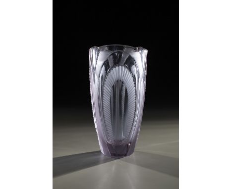 Vase Moser, Karlsbad, um 1929 Purpur-violettes Alexandritglas, geschliffen und poliert. H. 21 cm. Vgl.: J. Mergl, Moser 1857 