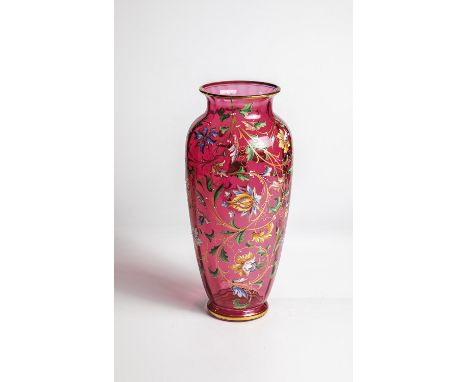 Vase Graeflich Harrach'sche Glasfabrik, Neuwelt, um 1900 Rosafarbenes, optisch geblasenes Glas mit buntem stilisiertem Opakem