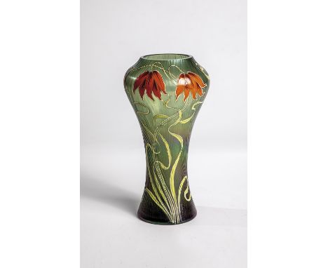 Vase mit Mohn Ferdinand von Poschinger, Glashuettenwerke Buchenau, um 1900 Farbloses Glas, gruen unterfangen. Formgeblasen. M