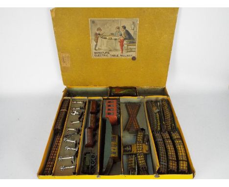 Bing - A boxed OO gauge Bing Electric Table Railway Set 4. The set contains an electric 2-4-0 steam locomotive in L&amp;NER g