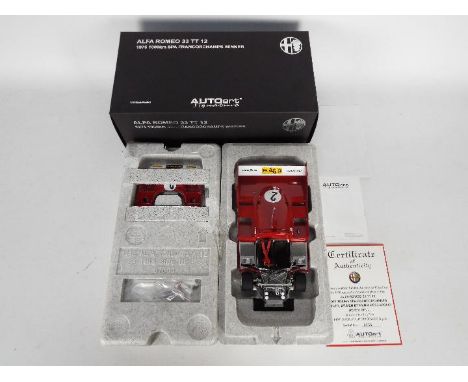 AUTOart Signature - 1 x die-cast model racing car with a scale of 1:18  - lot includes a red-coloured Alfa Romeo 33 TT 12 197