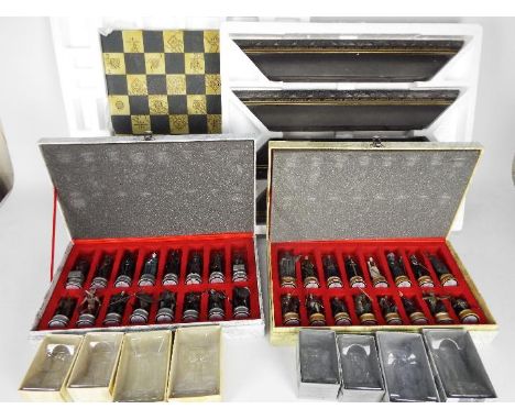Eagle Moss - Lord Of The Rings - A boxed LOTR chess set with board and 2 x cases containing 32 x pieces. Also includes 32 x a